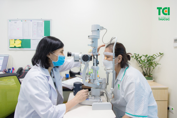 Mắt mờ, thị lực kém... diễn ra nhiều năm nên cô Hồng Liên đã tới Thu Cúc TCI để khám 