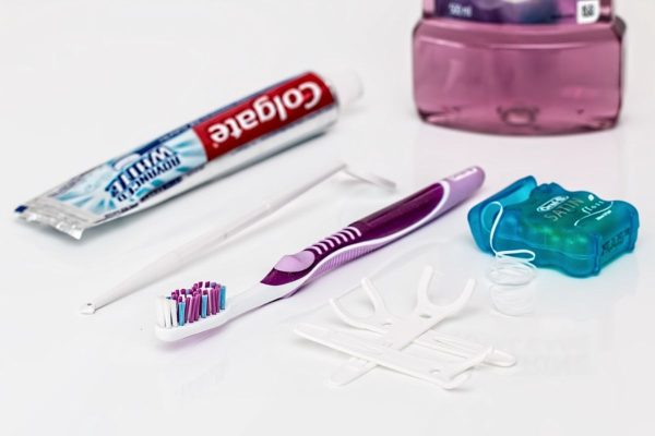 Vệ sinh răng miệng nhẹ nhàng mỗi ngày từ 2-3 lần với bàn chải và kem đánh răng bác sĩ nha khoa khuyến cáo