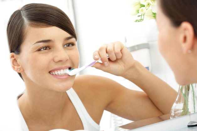 Hôi miệng sau khi làm răng sứ có thể là do người bọc răng sứ vệ sinh răng miệng kém