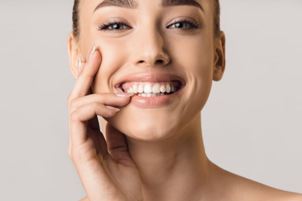Cười hở lợi là khi nướu hàm trên bị lộ quá mức, gây mất thẩm mỹ khiến nụ cười trở nên kém duyên