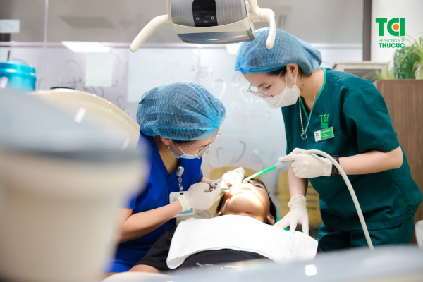 Quy trình điều trị cười hở lợi được thực hiện bởi bác sĩ chuyên môn cao tại nha khoa