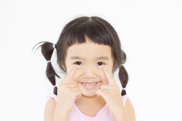 mắt bị lác nhẹ