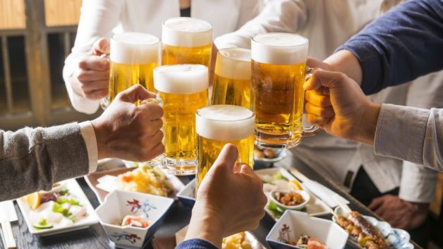 Đưa vào cơ thể quá nhiều các chất kích thích như rượu bia có thể là nguyên nhân gây bệnh