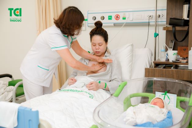 Sản phụ đẻ mổ mấy ngày có sữa? Các mẹ sinh mổ thường phải đợi từ 5 đến 6 tiếng sau khi hồi sức, cơ thể mới có thể tiết sữa