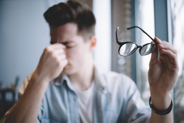 Thị lực giảm là tình trạng mắt nhìn mờ, nhìn không rõ vật ở trước mắt do rất nhiều nguyên nhân