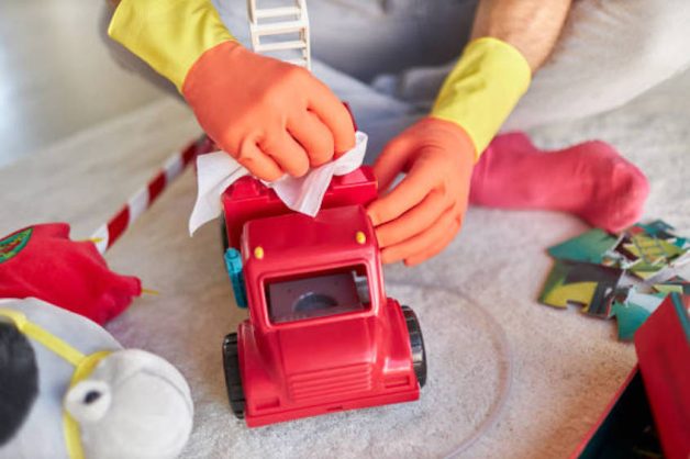 Không vệ sinh đồ chơi của trẻ có thể là nguyên nhân khiến trẻ bị nấm miệng