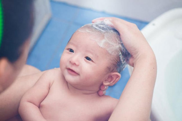 Trẻ bị sốt nên tắm lá gì