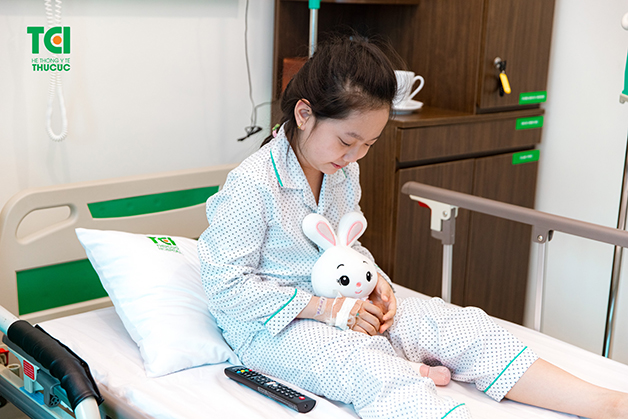 trẻ bị sốt xuất huyết