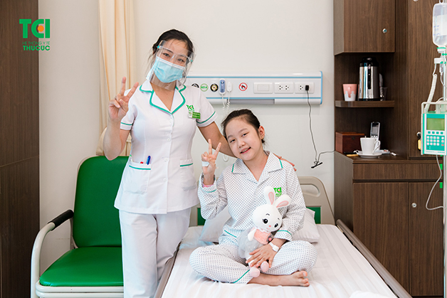 trẻ bị sốt xuất huyết