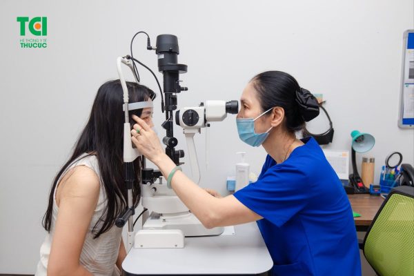 Kiểm soát huyết áp và khám mắt thường xuyên để bác sĩ có hướng xử trí phù hợp