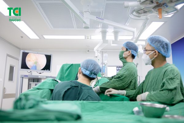 chỉ định tán sỏi nội soi ngược dòng cho sỏi niệu quản