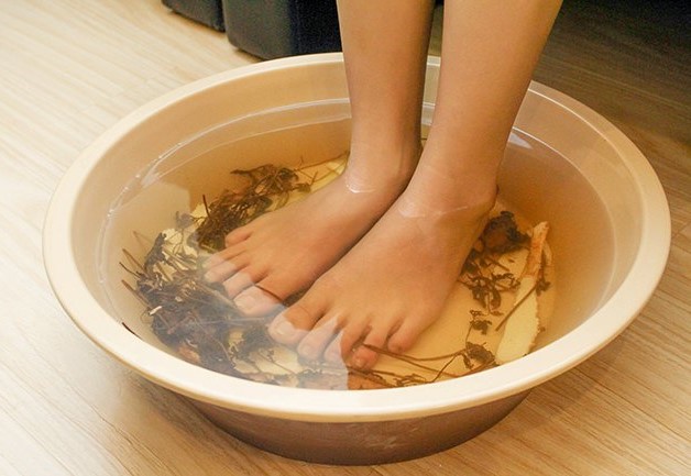 Ngâm chân trước khi ngủ với nước ấm cũng là cách chữa mất ngủ hiệu quả