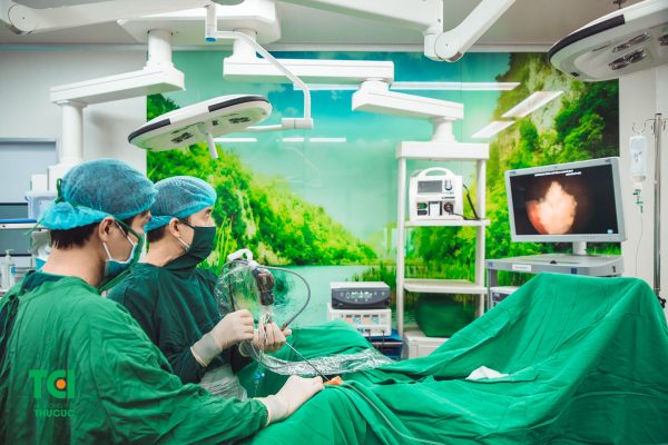  nội soi tán sỏi niệu quản ngược dòng 