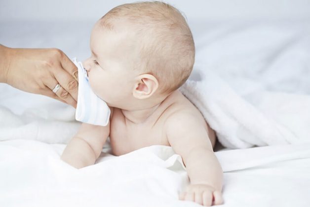Bệnh tay chân miệng lây qua đường nào?