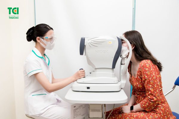 Các tật khúc xạ về mắt có thể điều trị khắc phục bằng việc đeo kính hoặc phẫu thuật