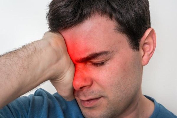 Nếu không điều trị, bệnh có thể gây ra nhiều biến chứng như tăng nhãn áp, tăng sinh dịch kính võng mạc...