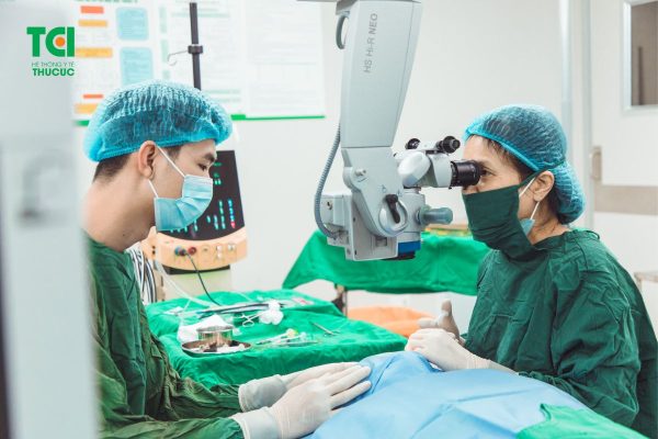 Phẫu thuật cũng là một trong những cách điều trị xuất huyết dịch kính thường được áp dụng hiện nay