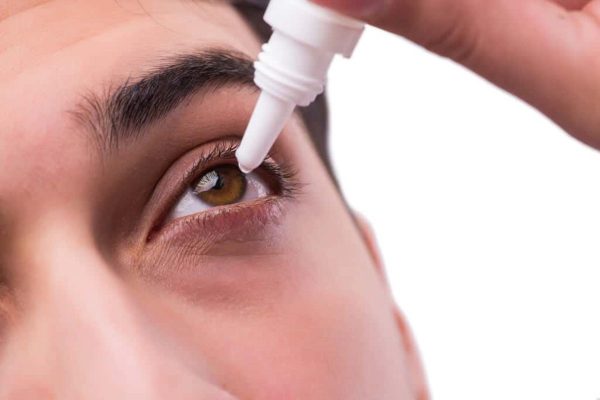 Nhỏ thuốc để cải thiện tình trạng xuất huyết dịch kính ở mắt