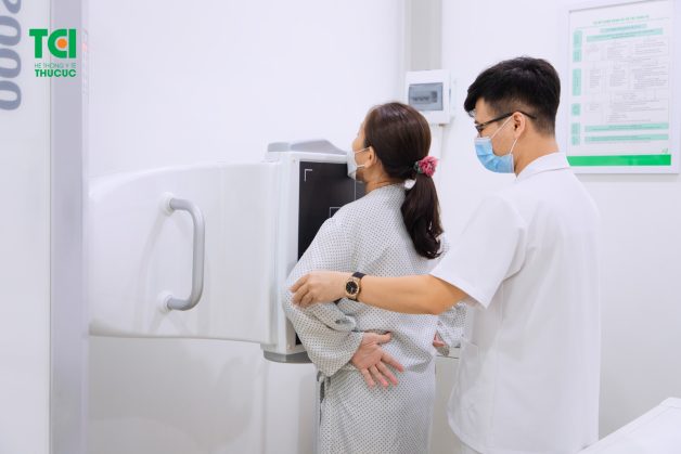 Chụp X-quang tuyến vú là một trong những cách tầm soát ung thư vú