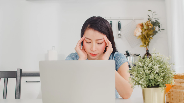 Áp lực công việc khiến giới trẻ phải suy nghĩ, não bộ luôn căng thẳng gây nên chứng mất ngủ