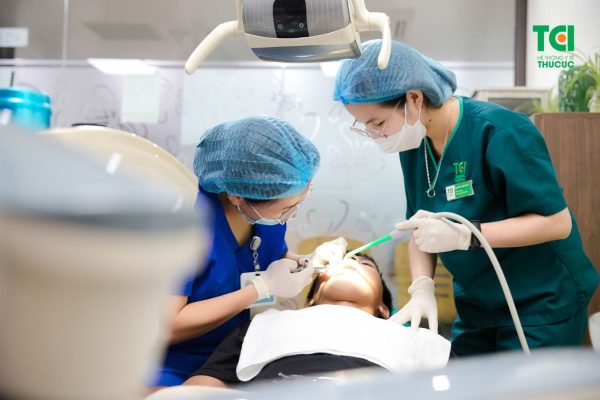 Điều trị dứt điểm bệnh sâu răng là một trong những cách trị hôi miệng khi bị sâu răng hiệu quả hiện nay