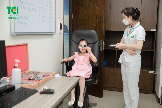 khám mắt ở trẻ