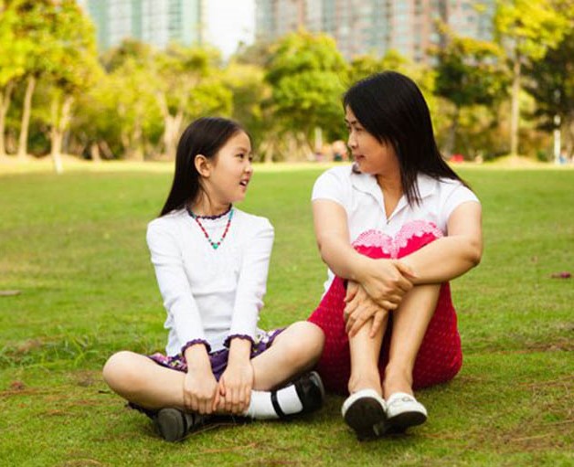 Tâm sự và chia sẻ với con nhiều hơn cũng sẽ giúp trẻ giảm bớt căng thẳng