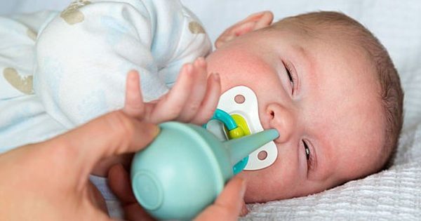 Khi trẻ bị nhiễm lạnh sẽ chảy nhiều nước mũi, bởi vậy bố mẹ cần hút rửa mũi cho trẻ để trẻ cảm thấy thoải mái hơn