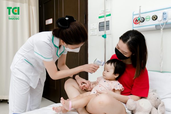 Với trẻ sơ sinh dưới 3 tháng tuổi, nếu sốt cao trên 38 độ, cha mẹ nên đưa con đến cơ sở y tế gần nhất để được trợ giúp