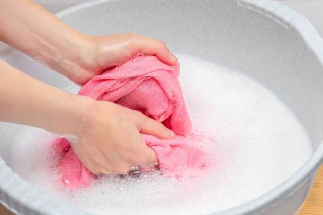 Vệ sinh đồ đạc sinh hoạt của bệnh nhân thường xuyên để tránh lây nhiễm