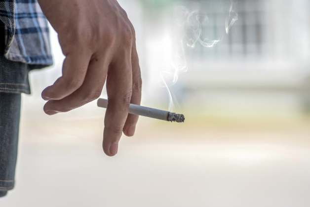 Hút thuốc làm tăng nguy cơ bị viêm nướu