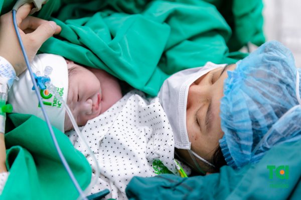 Sau sinh, mẹ nên thường xuyên cho con bú để nhanh chóng cải thiện cơn đau dạ con