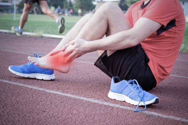 Các cơn đau đột ngột và tê bì chân là dấu hiệu điển hình của hội chứng ống cổ chân