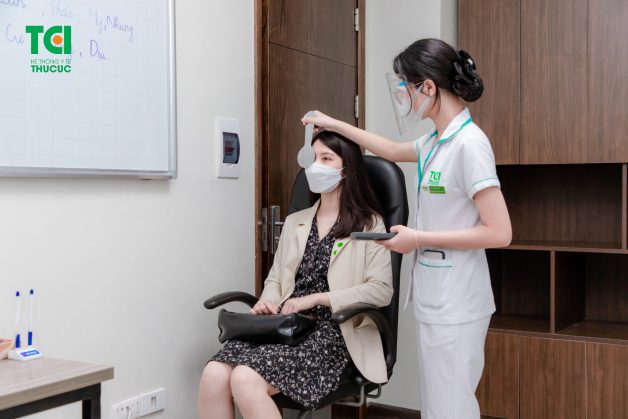 thăm khám điều trị sụp mí mắt 1 bên