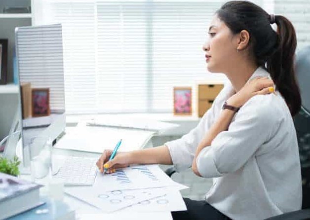 Thoái hóa cột sống cổ dấu hiệu chủ yếu là các cơn đau mỏi cổ và bả vai