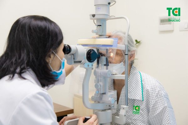 Điều trị viêm loét giác mạc có thể áp dụng các phương pháp nội khoa và ngoại khoa tùy vào chỉ định của bác sĩ