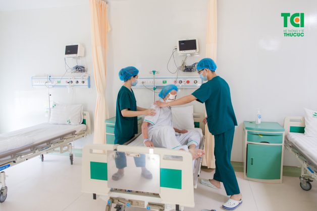 Bệnh nhân lưu viện 4 giờ để chuyên gia nhãn khoa theo dõi