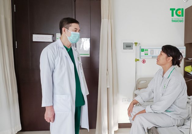 Thực hiện tán sỏi nội soi bàng quang thông qua đường nào?