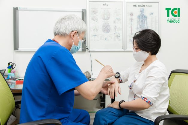 Trước khi khám chuyên sâu, các bác sĩ sẽ khám lâm sàng để kiểm tra sức khỏe của bệnh nhân