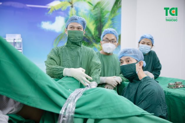 Thực hiện tán sỏi nội soi bàng quang qua đường nào?