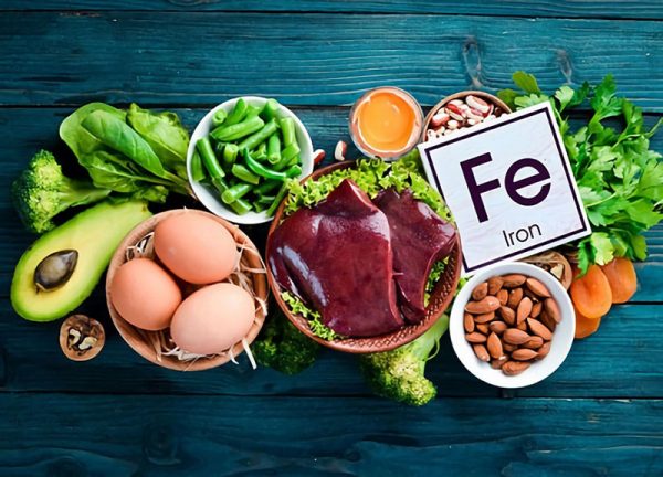 Trong giai đoan ăn dặm, bố mẹ cần bổ sung các thực phẩm giàu sắt vào thực đơn cho con