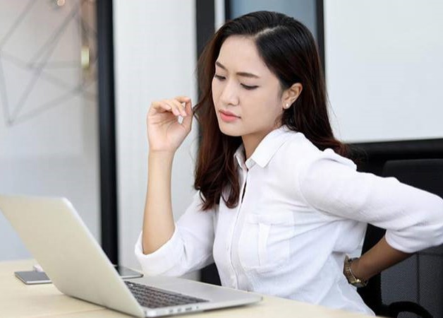 Người trẻ bị mắc vôi hóa cột sống do thói quen và tính chất công việc