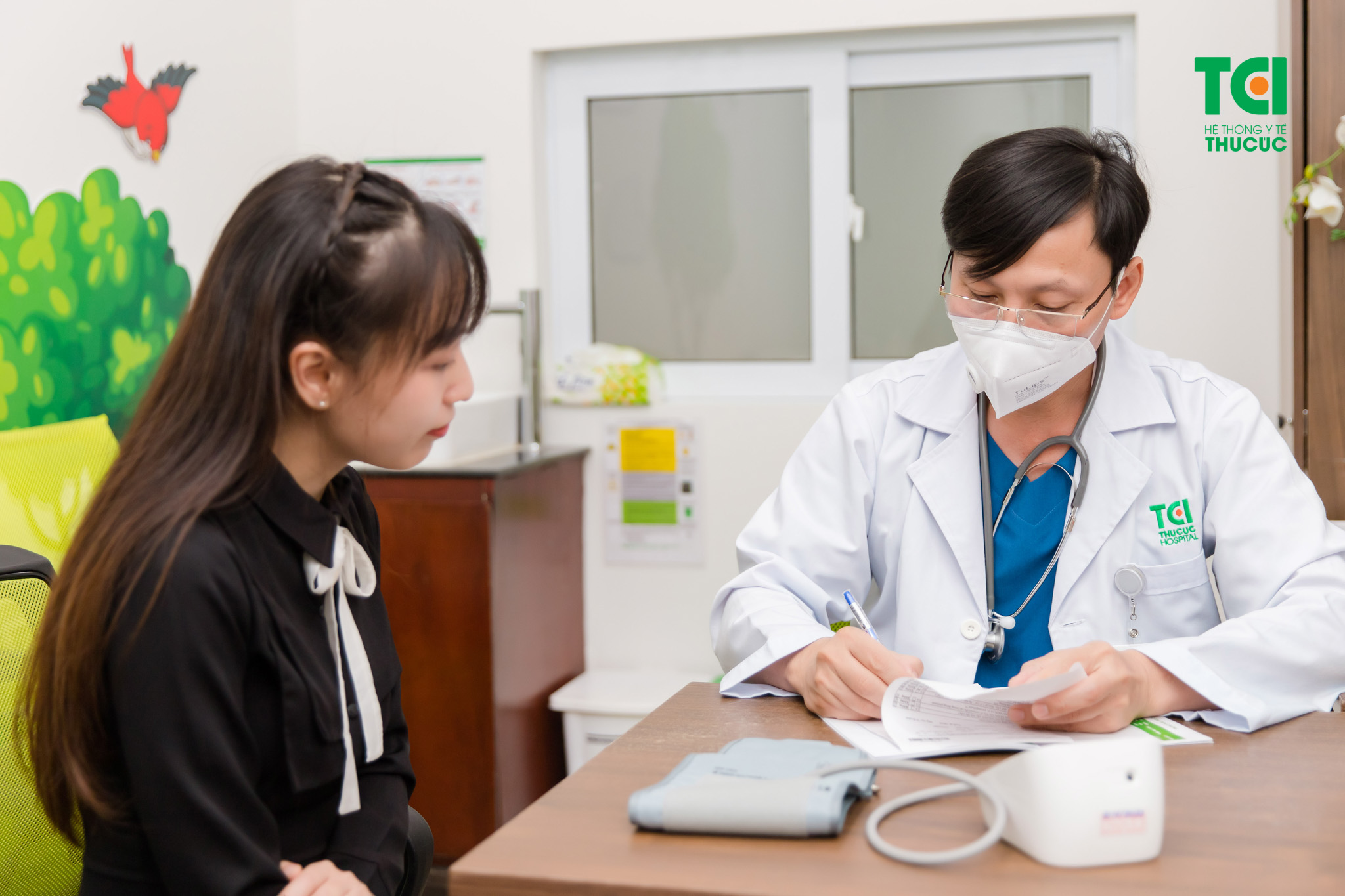 Tiêm HPV sau 26 tuổi bạn nên khám và trao đổi với bác sĩ để xem xét mức độ cần thiết và công dụng phát huy của vắc xin