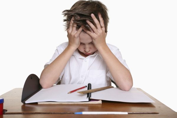 Tật khúc xạ khiến trẻ gặp nhiều khó khăn trong sinh hoạt, cản trở khả năng tiếp thu kiến thức