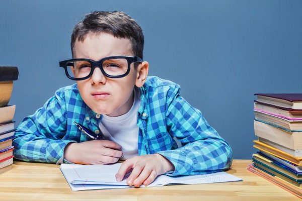 Cận thị là tình trạng trẻ không thể nhìn được vật ở xa, chỉ có thể nhìn được vật ở gần