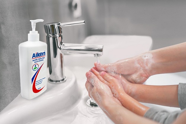 Các bậc phụ huynh nên nhắc nhở con cái rửa tay sạch cùng xà phòng trước khi ăn