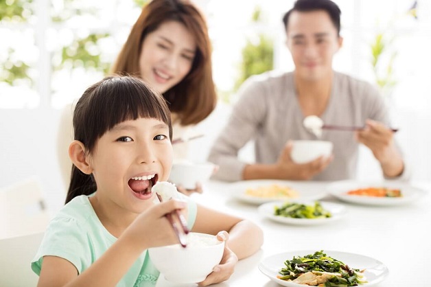 Cha mẹ nên bổ sung đủ dinh dưỡng cho trẻ