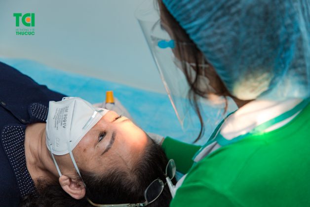 Thăm khám lâm sàng viêm tắc lệ đạo ở người lớn