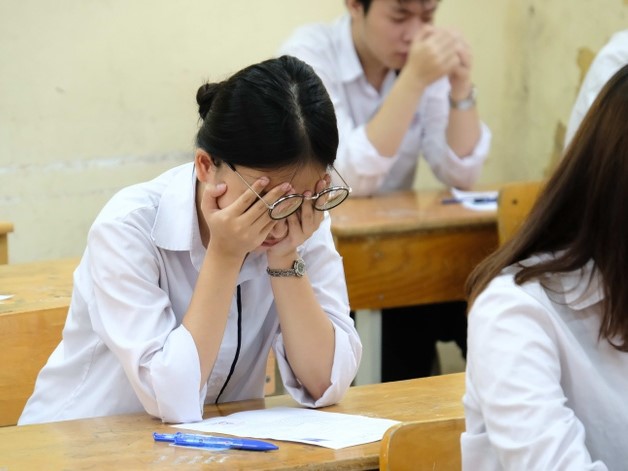 Áp lực học tập, thi cử là một trong những nguyên nhân chính dẫn tới khó ngủ tuổi dậy thì