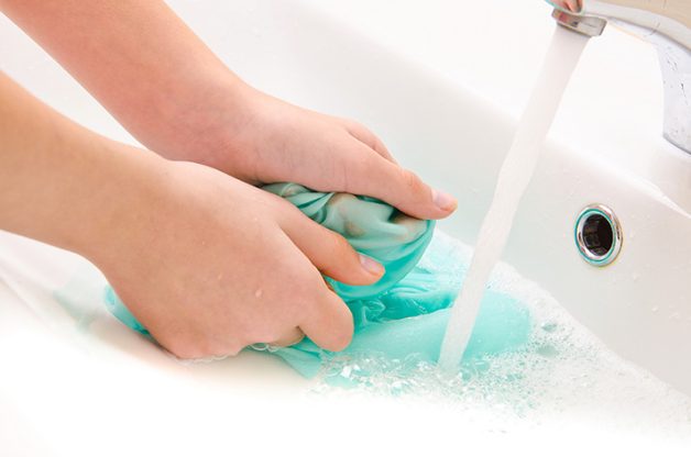 Thường xuyên giặt sạch khăn mặt, khăn tắm của trẻ bằng xà phòng
